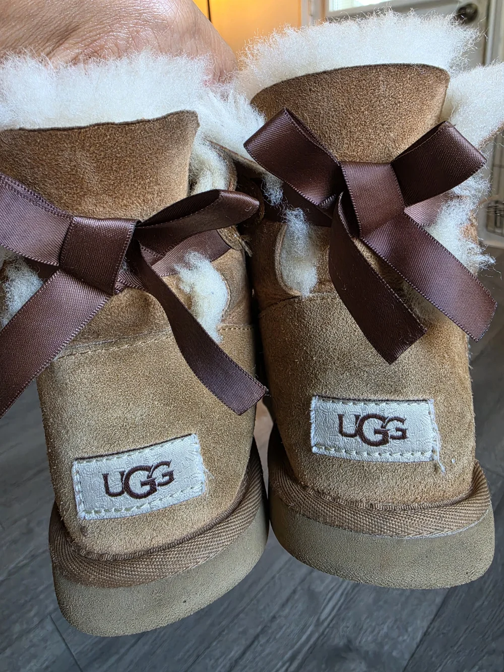 $14‼️ UGG Kids Classic Mini Bailey Bow Suede Boots in Chestnut Size 4, Worn
